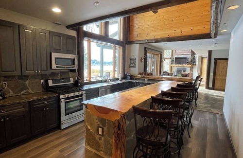 North Estates Cabin | Luxury Cabin! Lake View, Hot Tub, Theater, Billiards.
