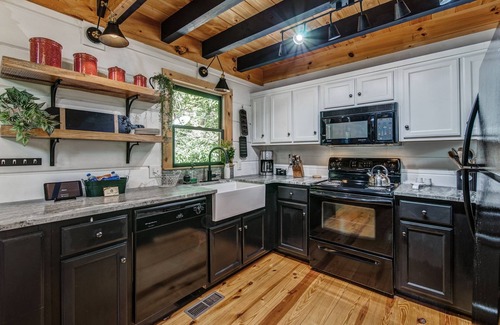 Cherry Log Cabin | Luxury cabin near Toccoa River, HT