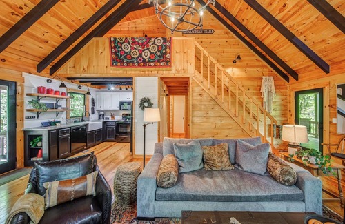Cherry Log Cabin | Luxury cabin near Toccoa River, HT