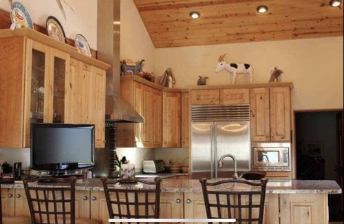 Los Ojos House | Luxury Cabin on Brazos River with breathtaking views of Brazos Cliffs.