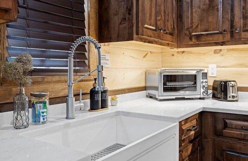 Rising Fawn Cabin | Luxury Cabin on Lookout Mountain, EV Charger, Hot Tub, Fire Pit, King Beds, Pet