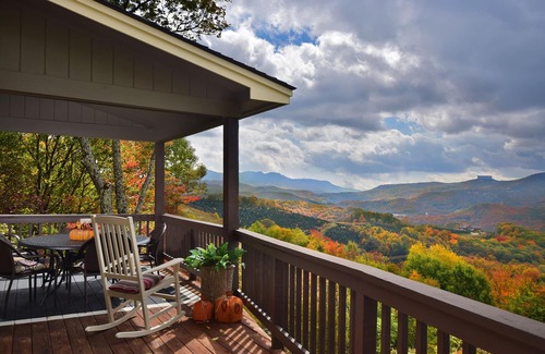 Banner Elk Cabin | ☆Luxury Cabin☆Panoramic Views ☆3 Kings☆3 Baths☆Fireplace☆3K/1Q/2BB☆Ski Close☆