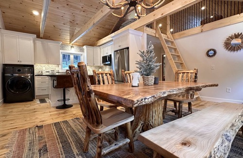 Lake Luzerne Cabin | Luxury Cabin Sleeps 4 to 7 - mins to Lake George