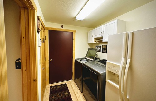 Red Lodge Cabin | Luxury Cabin w/Hot Tub, Fireplace, Minutes to Skiing