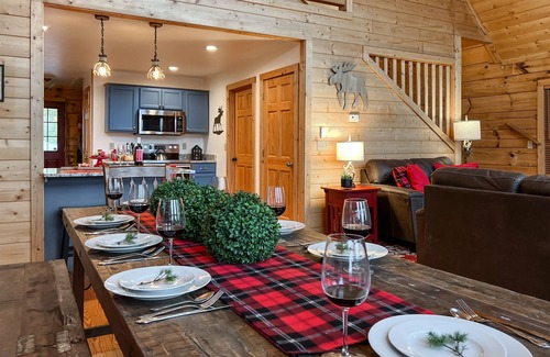 Wolf Laurel Cabin | Luxury Cabin w/Views + Hot Tub - August & Sept Steals