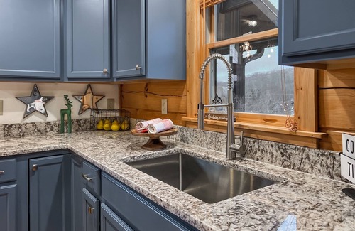 Wolf Laurel Cabin | Luxury Cabin w/Views + Hot Tub - August & Sept Steals