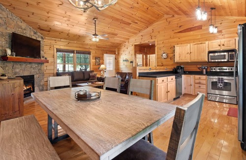 Whittier Cabin | Luxury Cabin with 2 Kings & 1 Queen, 5 miles to Casino, Hot Tub & Fire Pit