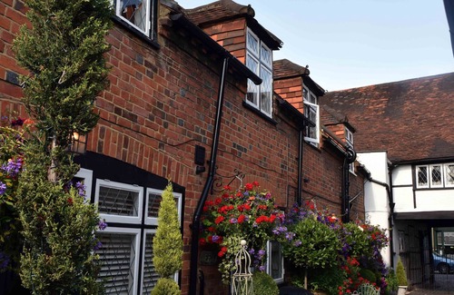 Windsor House | Luxury Central Eton Cottage, 5 minute walk from Windsor Castle. FREE PARKING