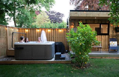 Toppesfield House | Luxury Chestnut Lodge with Hot Tub and Games Room