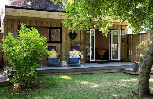 Toppesfield House | Luxury Chestnut Lodge with Hot Tub and Games Room