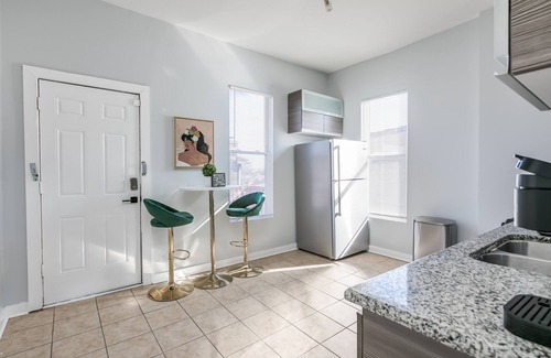 Greater Grand Crossing Apartment | Luxury Chic Condo Near Hot Attractions w/FastWi-Fi