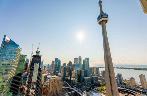 Toronto Entertainment District House | Luxury CN Tower View King Bed Balcony FREE PARK