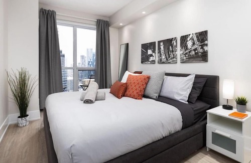 Toronto Entertainment District House | Luxury CN Tower View King Bed Balcony FREE PARK