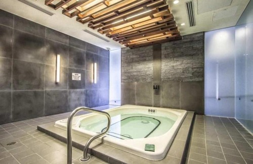 Toronto Entertainment District House | Luxury CN Tower View King Bed Balcony FREE PARK