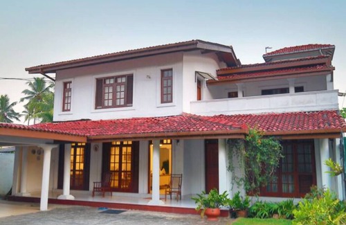 Thalawatugoda Villa | Luxury Colombo Escape- Spacious villa with landscaped gardens & library