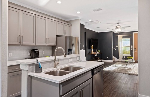West Dallas House | Luxury Comfort 5 Bedroom Home in Heart of Dallas