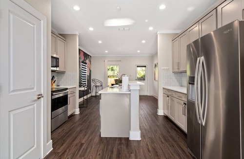 West Dallas House | Luxury Comfort 5 Bedroom Home in Heart of Dallas