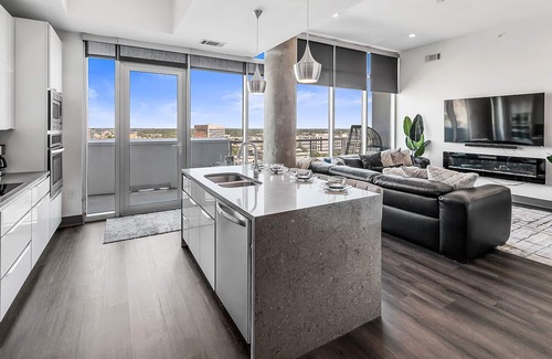 Second Ward Apartment | Luxury & Comfort ~ 5⭐️ Location, Pool, Gym