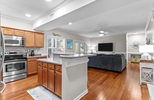 Southport Apartment | Luxury Condo 3bdr 2bth 4 bed with Beach Pool Golf Boat Ramp Pickle Ball