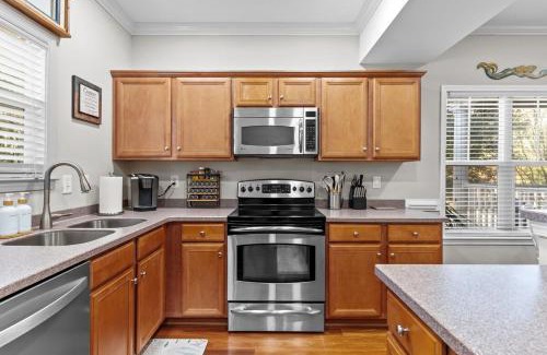 Southport Apartment | Luxury Condo 3bdr 2bth 4 bed with Beach Pool Golf Boat Ramp Pickle Ball