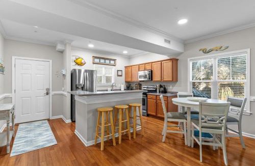 Southport Apartment | Luxury Condo 3bdr 2bth 4 bed with Beach Pool Golf Boat Ramp Pickle Ball