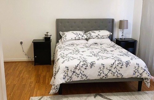 Woodbridge Apartment | Luxury Condo, 7 Guests, Free Parking, Near Malls, Restaurants