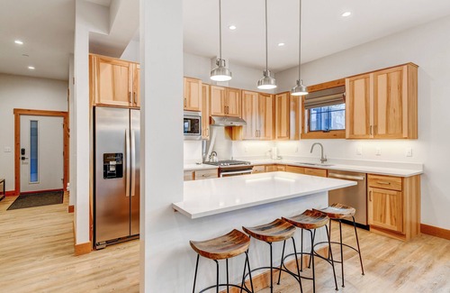 Fraser House | Luxury Condo B104 I Private Hot Tub I Great Views I Best Price I Discounted Attractions