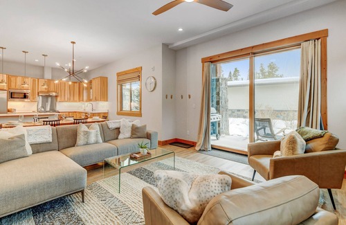 Fraser House | Luxury Condo B104 I Private Hot Tub I Great Views I Best Price I Discounted Attractions