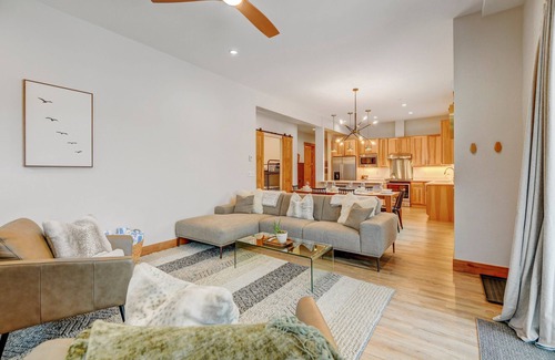Fraser House | Luxury Condo B104 I Private Hot Tub I Great Views I Best Price I Discounted Attractions