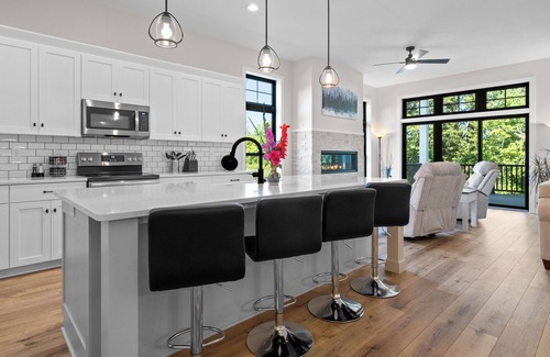 Egg Harbor Condo | Luxury Condo-Dog Friendly near Egg Harbor & Indoor Pool, Gym, Hot tub