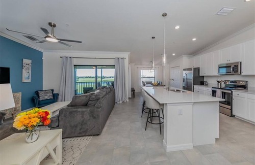 Palmer Ranch Condo | Luxury Condo Hole #1 on Golf Course, 2Bed/2bath - 6 Seater Golf Cart included