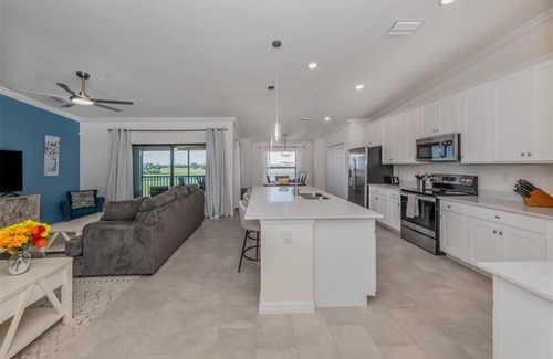 Palmer Ranch Condo | Luxury Condo Hole #1 on Golf Course, 2Bed/2bath - 6 Seater Golf Cart included