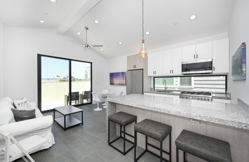 Corona del Mar Apartment | Luxury Condo in Corona Del Mar Walkable to Ocean