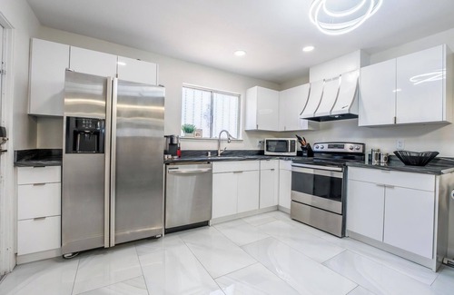 Las Vegas Condo | Luxury Condo King Bed Pool Laundry in Las Vegas