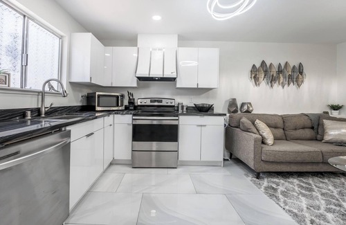Las Vegas Condo | Luxury Condo King Bed Pool Laundry in Las Vegas