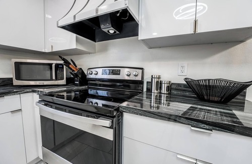 Las Vegas Condo | Luxury Condo King Bed Pool Laundry in Las Vegas
