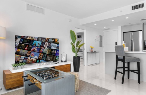Bay Harbor Islands Apartment | Luxury Condo w/Rooftop Pool ~ 5-Min to Beach
