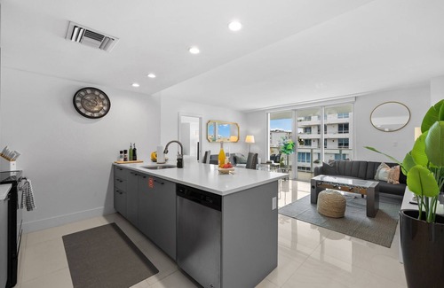 Bay Harbor Islands Apartment | Luxury Condo w/Rooftop Pool ~ 5-Min to Beach