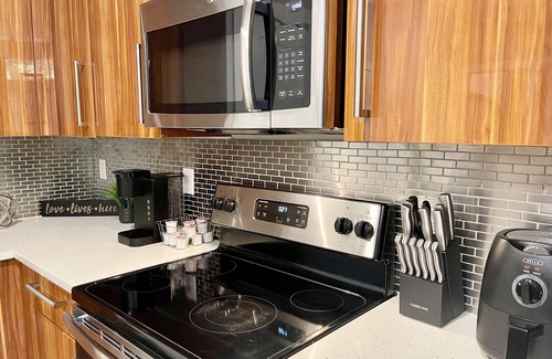 Highlands - Perkins Condo | Luxury Condo w/KING BED close to LSU, Downtown & Interstate ❤️⭐️