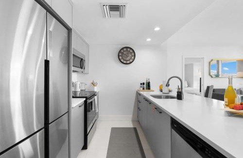 Bay Harbor Islands House | Luxury Condo with Rooftop Pool - 5-Min to Beach