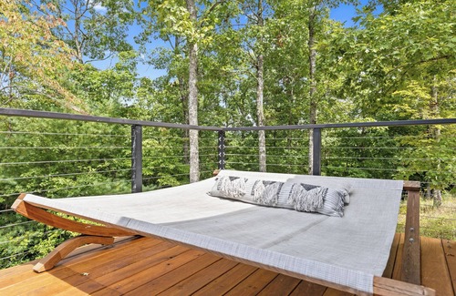 Young Harris Cabin | Luxury Container | Hammock, Fire Pit + Pool