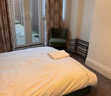 Cricklewood House | Luxury Cosy Retreat Apt