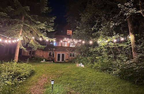 Algonquin Highlands Cottage | Luxury cottage in tranquil Algonquin Highlands with WiFi
