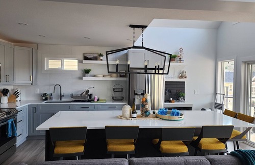 Central Okanagan House | Luxury Cottage! Lake Okanagan View. 3 Bedrooms+Loft