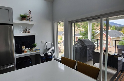 Central Okanagan House | Luxury Cottage! Lake Okanagan View. 3 Bedrooms+Loft
