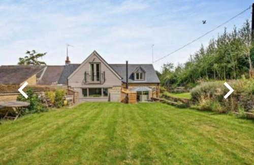 Chipping Norton House | Luxury Country Cottage With A View