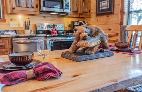 Broken Bow Cabin | 🏡 Luxury Couples Cabin in Hochatown w/Hot Tub, Outdoor TV & Fireplace, 2 TVs