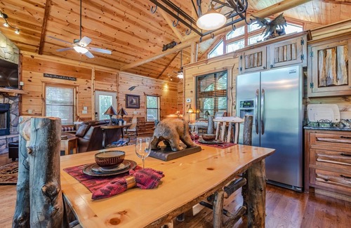 Broken Bow Cabin | 🏡 Luxury Couples Cabin in Hochatown w/Hot Tub, Outdoor TV & Fireplace, 2 TVs