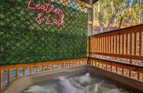 Gatlinburg - Pigeon Forge House | Luxury Couples Retreat- Hot Tub-Fireplace- Fire Pit- BBQ