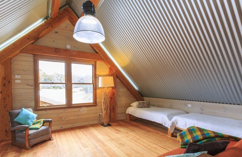 Nungurner Cottage | Luxury, Craftsman built Off-grid Experience. 3 private acres, Pet friendly